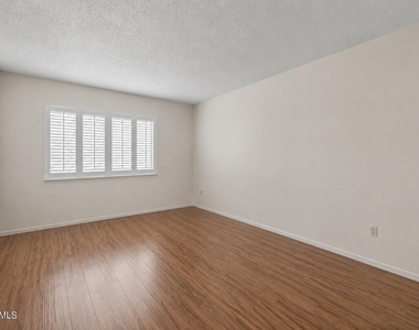 3033 E Devonshire Avenue - Photo Thumbnail 5