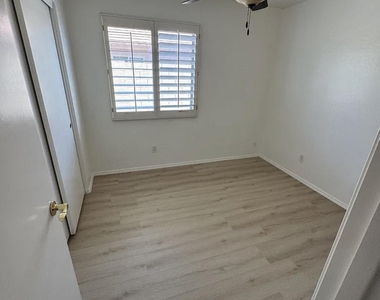 1338 E 10th Place - Photo Thumbnail 14