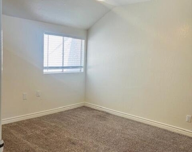 1632 S River Drive - Photo Thumbnail 12