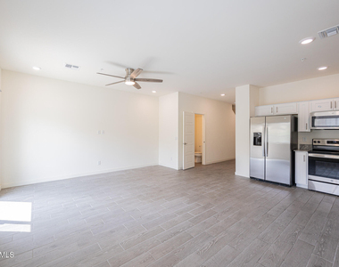 8343 N 22nd Drive - Photo Thumbnail 4