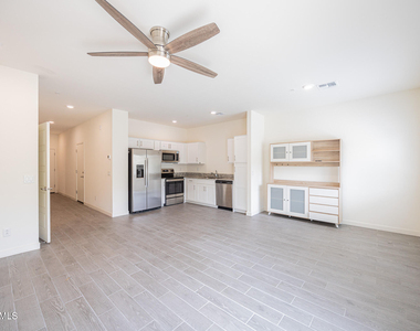 8343 N 22nd Drive - Photo Thumbnail 3