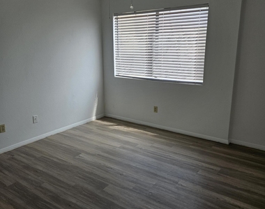 707 W 13th Street - Photo Thumbnail 13