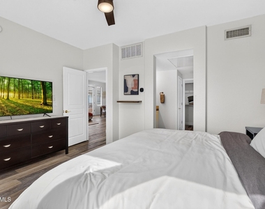15221 N Clubgate Drive - Photo Thumbnail 12