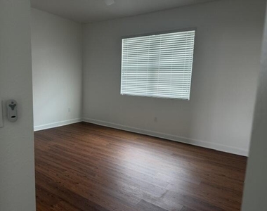 220 Se Woodbark Street - Photo Thumbnail 7