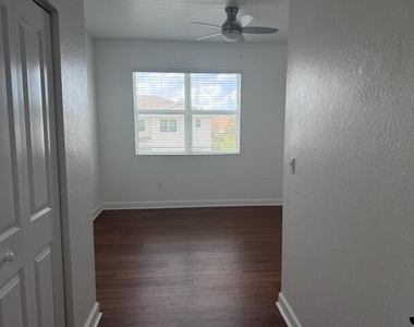 220 Se Woodbark Street - Photo Thumbnail 10