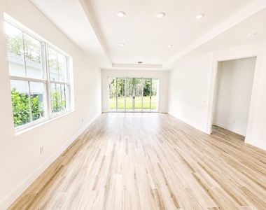 10075 Dreamweaver Road - Photo Thumbnail 2
