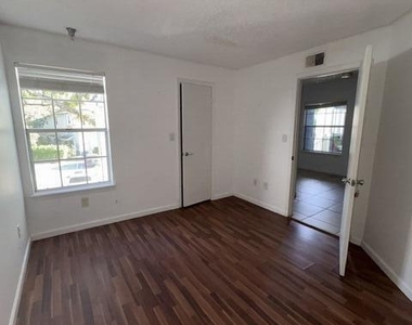 1000 Crystal Way - Photo Thumbnail 14
