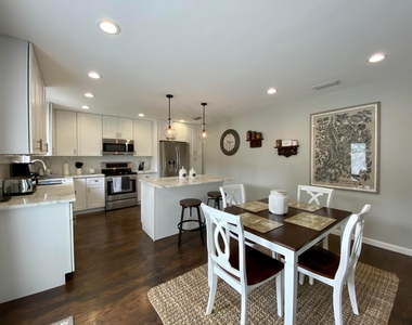 453 Park Forest Way - Photo Thumbnail 4