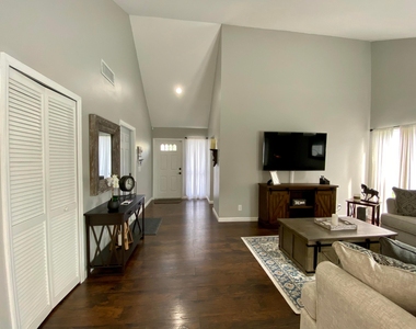 453 Park Forest Way - Photo Thumbnail 3