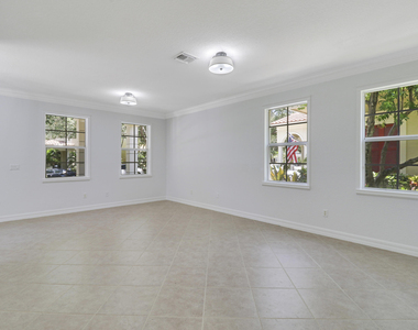 112 Dunmore Drive - Photo Thumbnail 3