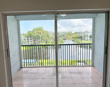 2220 N Cypress Bend Drive - Photo Thumbnail 10