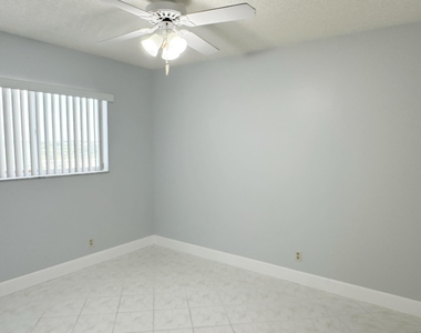 2220 N Cypress Bend Drive - Photo Thumbnail 20