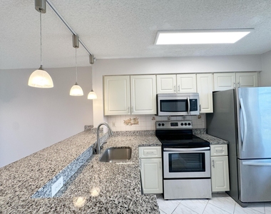 2220 N Cypress Bend Drive - Photo Thumbnail 2