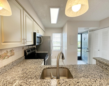 2220 N Cypress Bend Drive - Photo Thumbnail 5
