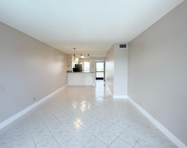 2220 N Cypress Bend Drive - Photo Thumbnail 14