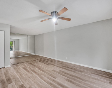 555 Se 8th Street - Photo Thumbnail 2