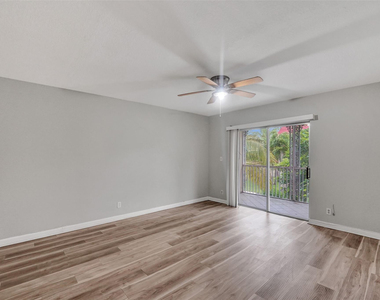 555 Se 8th Street - Photo Thumbnail 3
