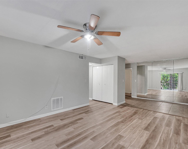 555 Se 8th Street - Photo Thumbnail 1