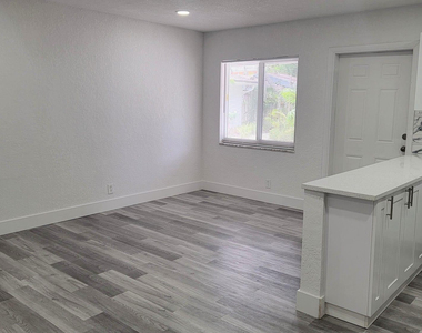 618 Sw 14th Terrace - Photo Thumbnail 2