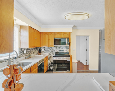 1350 Riverside Circle - Photo Thumbnail 8