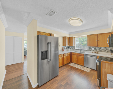 1350 Riverside Circle - Photo Thumbnail 10