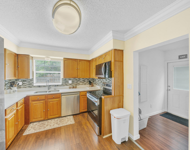 1350 Riverside Circle - Photo Thumbnail 9