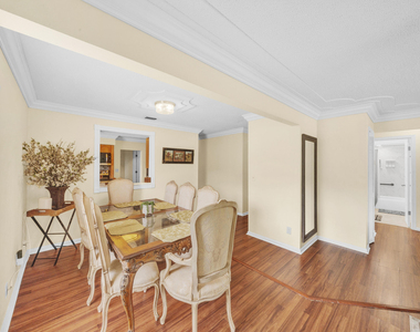 1350 Riverside Circle - Photo Thumbnail 7