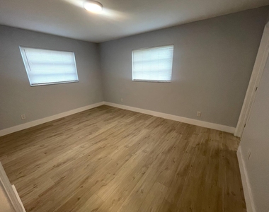780 Ne 46th Court - Photo Thumbnail 6
