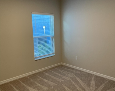 3368 N Park Drive - Photo Thumbnail 13