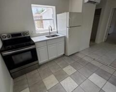 608 Ne 2nd - Photo Thumbnail 5