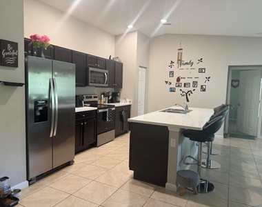 1081 Sw Mcdevitt Avenue - Photo Thumbnail 1