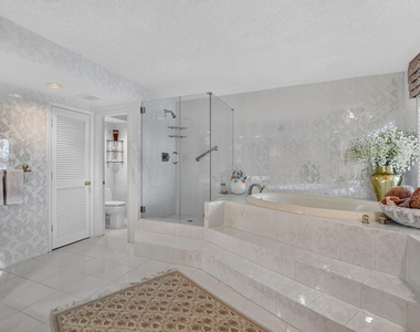 1021 Hillsboro Mile - Photo Thumbnail 32