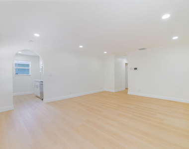 2831 N Seacrest Boulevard - Photo Thumbnail 11