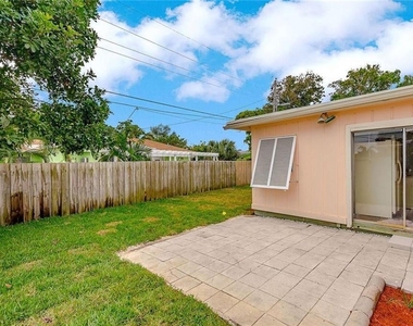 1130 Ne 24th Street - Photo Thumbnail 2