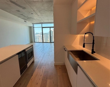 1801 N Pearl Street - Photo Thumbnail 4