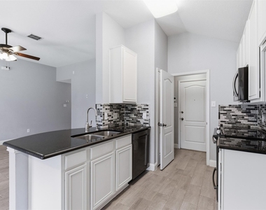 3705 Vista Greens Drive - Photo Thumbnail 13