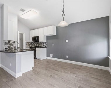 3705 Vista Greens Drive - Photo Thumbnail 12
