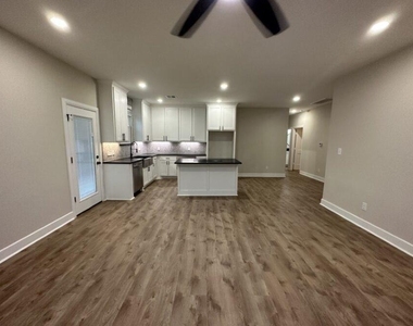 914 W Baker Street - Photo Thumbnail 3