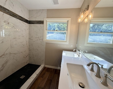 2922 College Circle - Photo Thumbnail 6