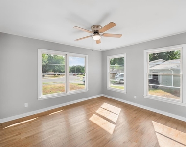 2922 College Circle - Photo Thumbnail 15