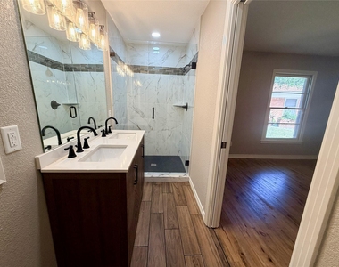 2922 College Circle - Photo Thumbnail 3