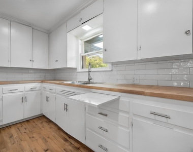 2922 College Circle - Photo Thumbnail 10