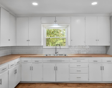 2922 College Circle - Photo Thumbnail 12