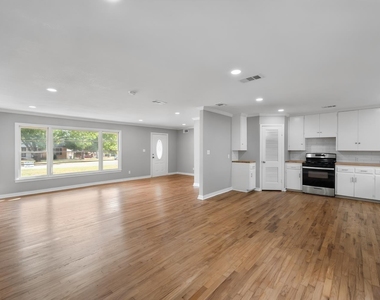 2922 College Circle - Photo Thumbnail 9