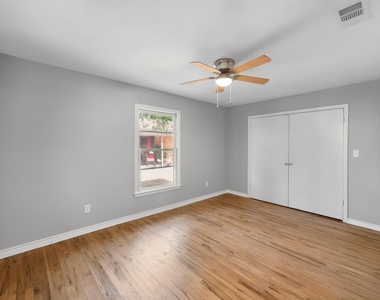 2922 College Circle - Photo Thumbnail 21