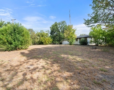 2922 College Circle - Photo Thumbnail 24