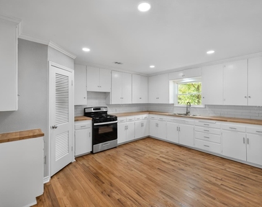 2922 College Circle - Photo Thumbnail 11