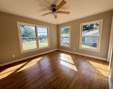 2922 College Circle - Photo Thumbnail 8