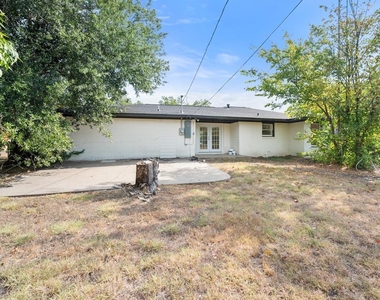 2922 College Circle - Photo Thumbnail 26