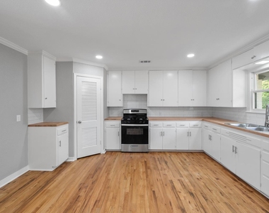 2922 College Circle - Photo Thumbnail 13